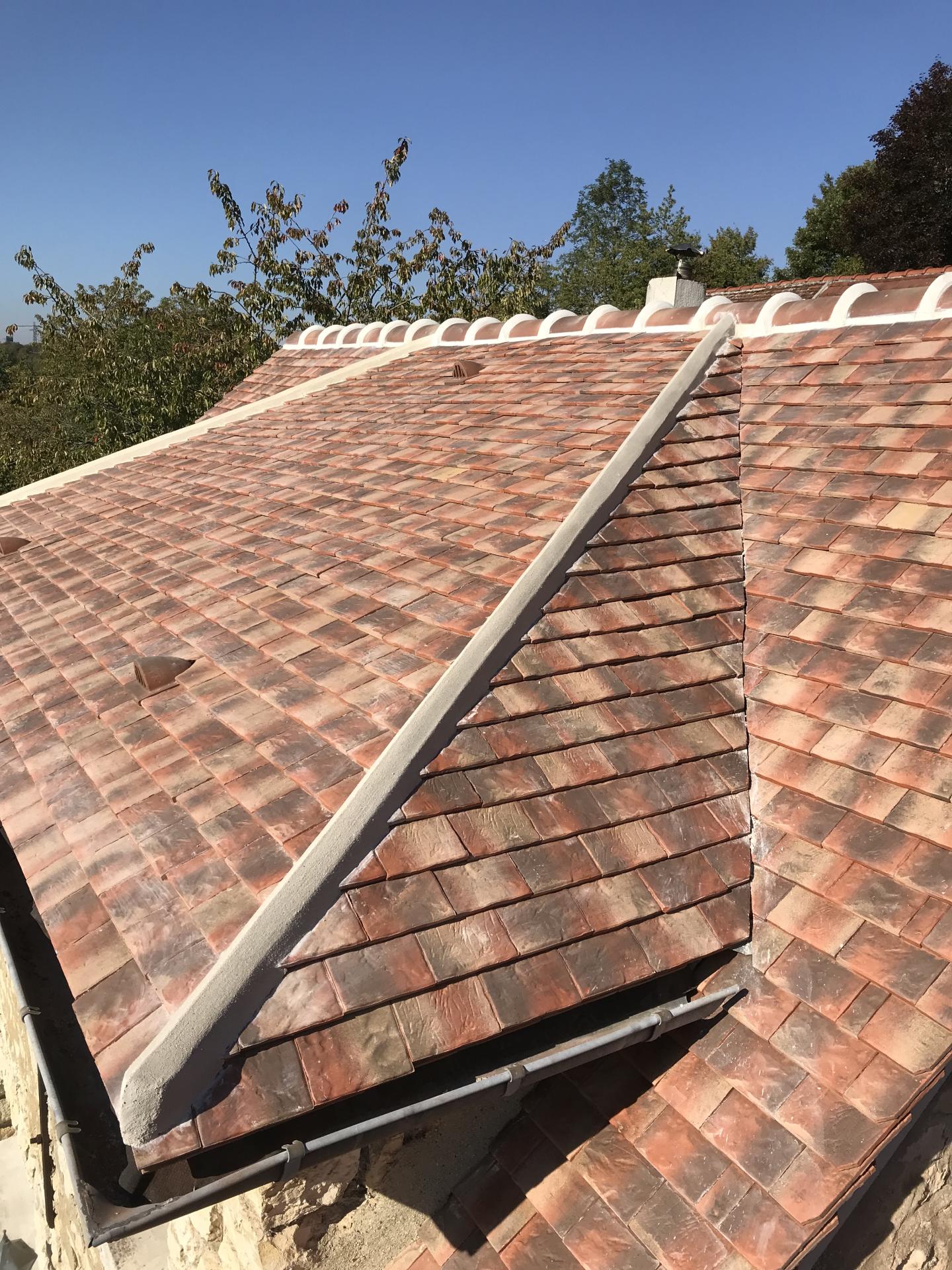 Versant Tuiles Plates avec Arétier