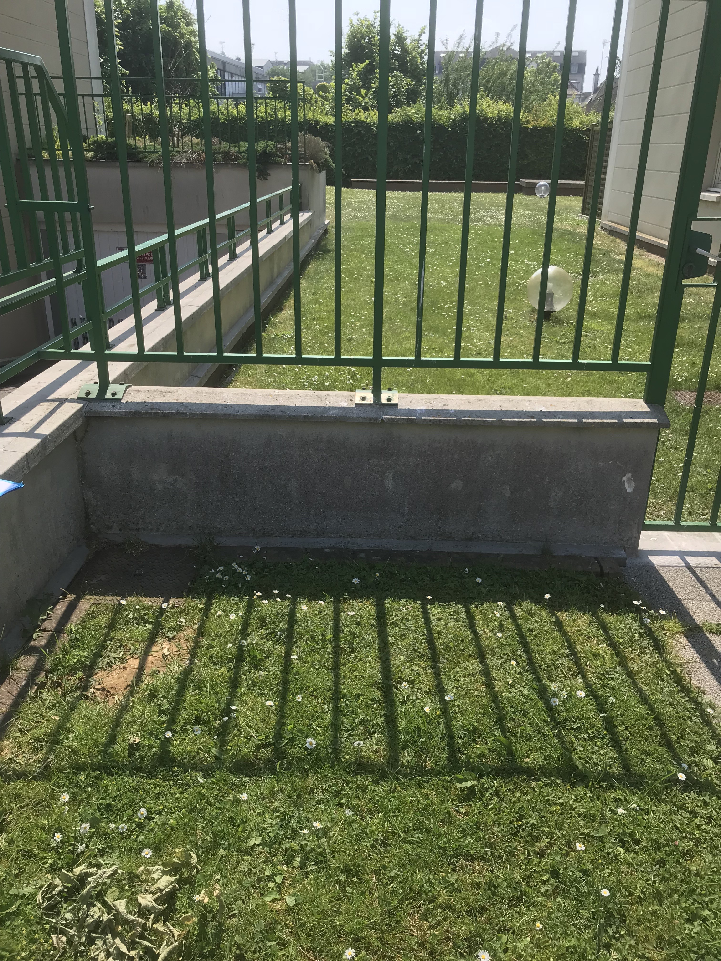 Cloture grille metallique muret beton apres