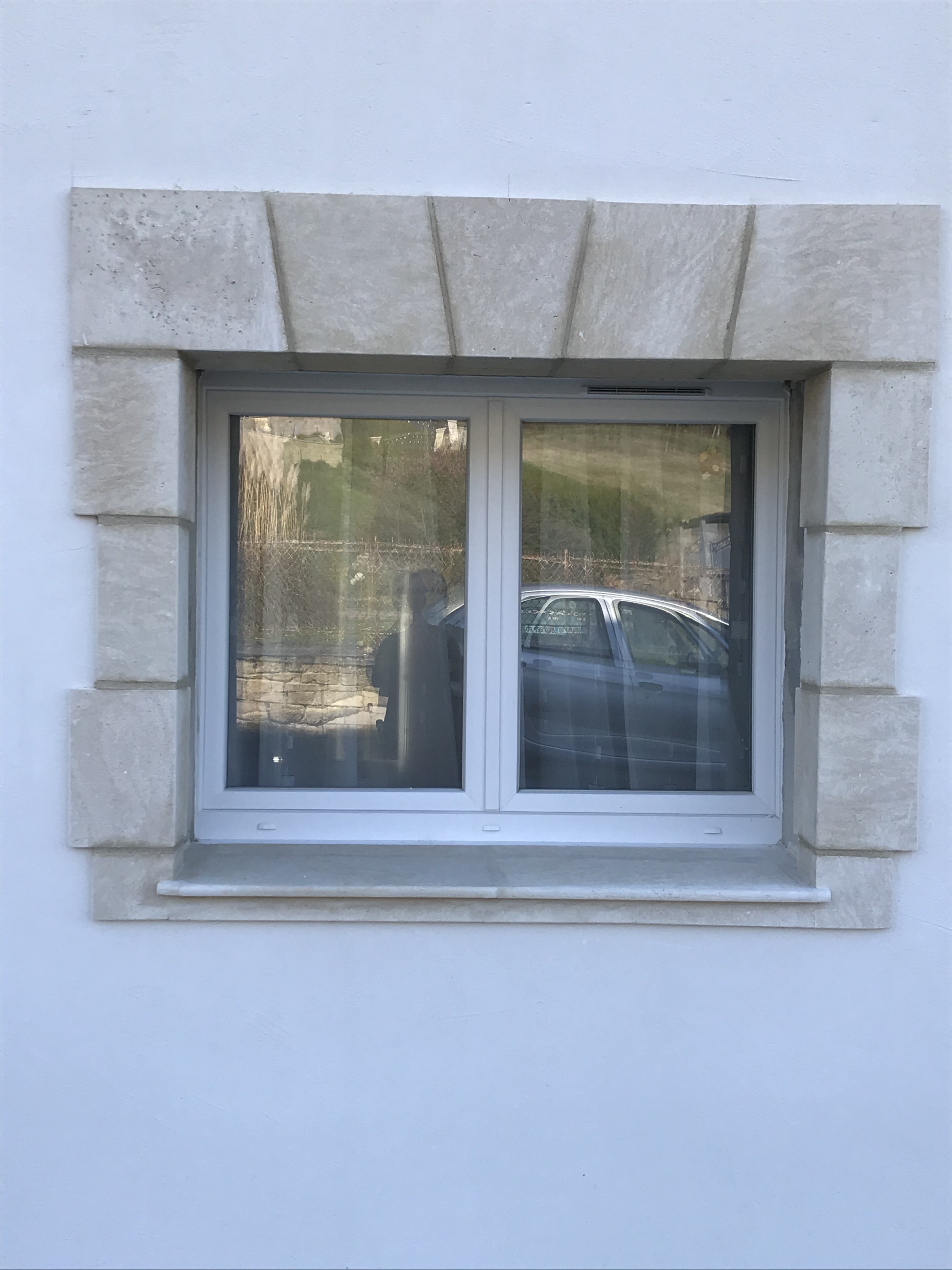 Façade et encadrements en pierre rénovés par Goubet