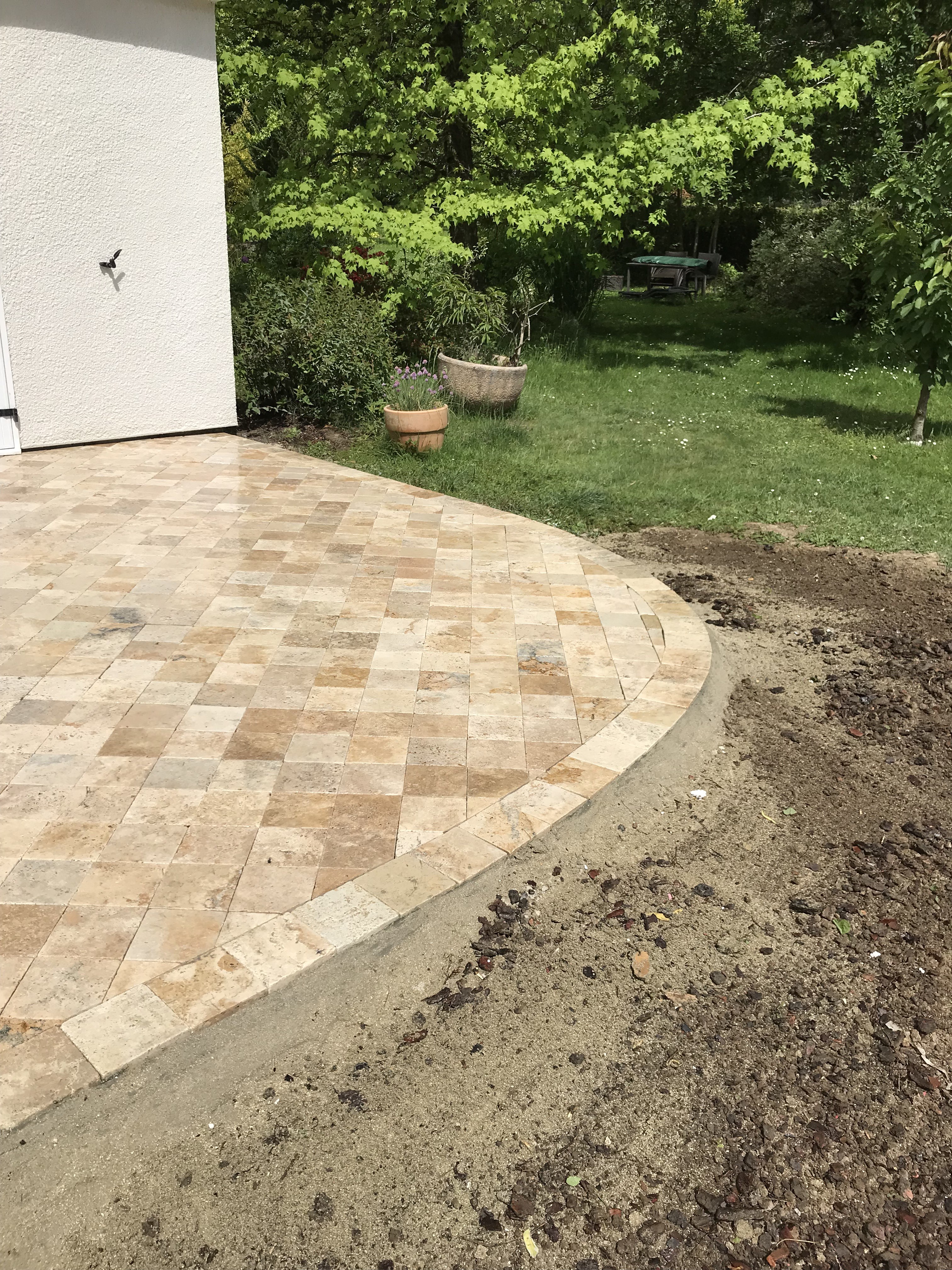 Terrasse en travertin réalisée par Goubet dans l’Oise