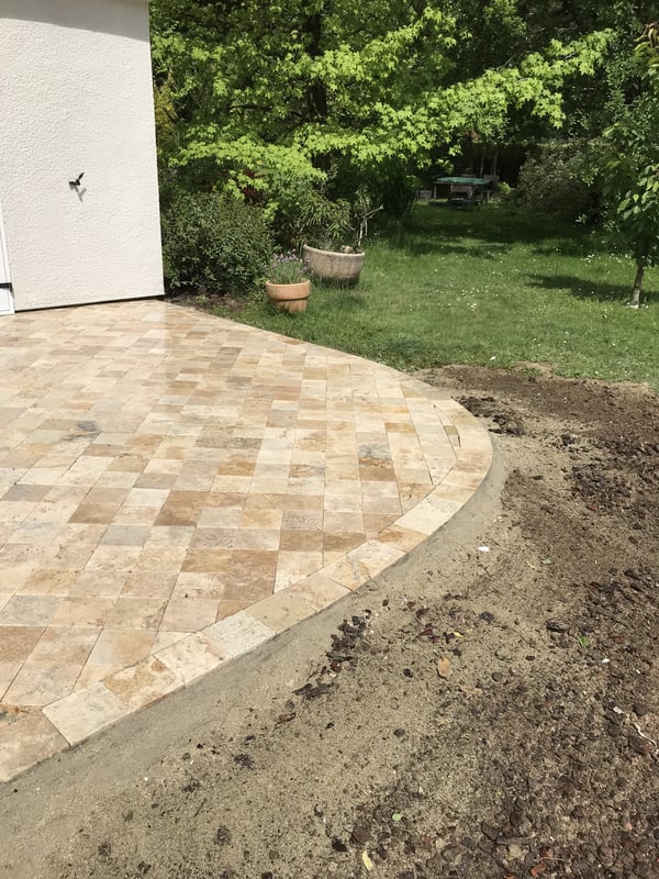 Terrasse en travertin réalisée par Goubet